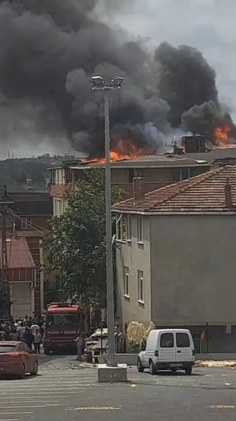 Arnavutköy'de üç katlı binanın çatısı alevlere teslim oldu