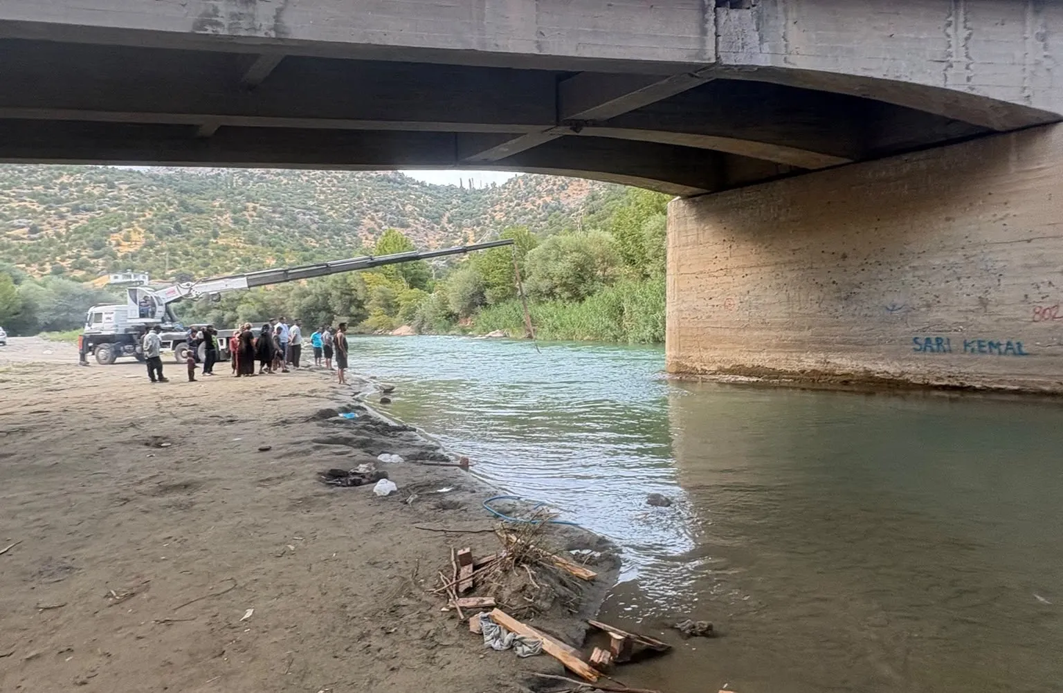 Piknik yapan çocuğun üzerine bariyer parçaları savruldu