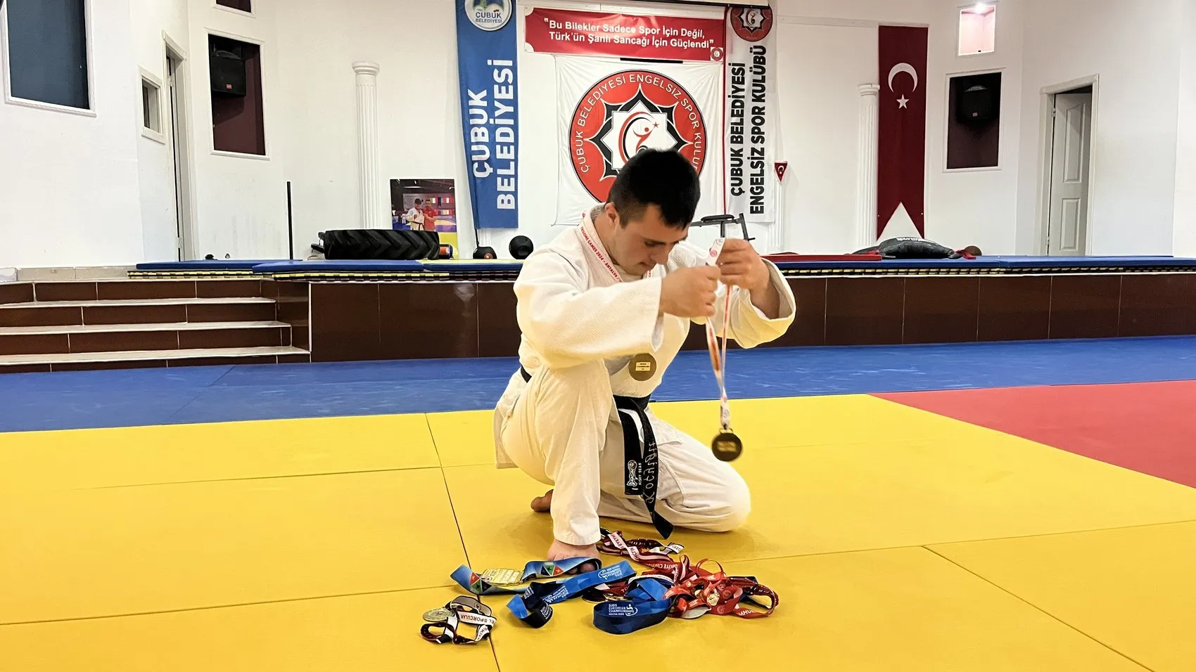 Minderin altın çocuğu Ahmet dünya zirvesine çıktı