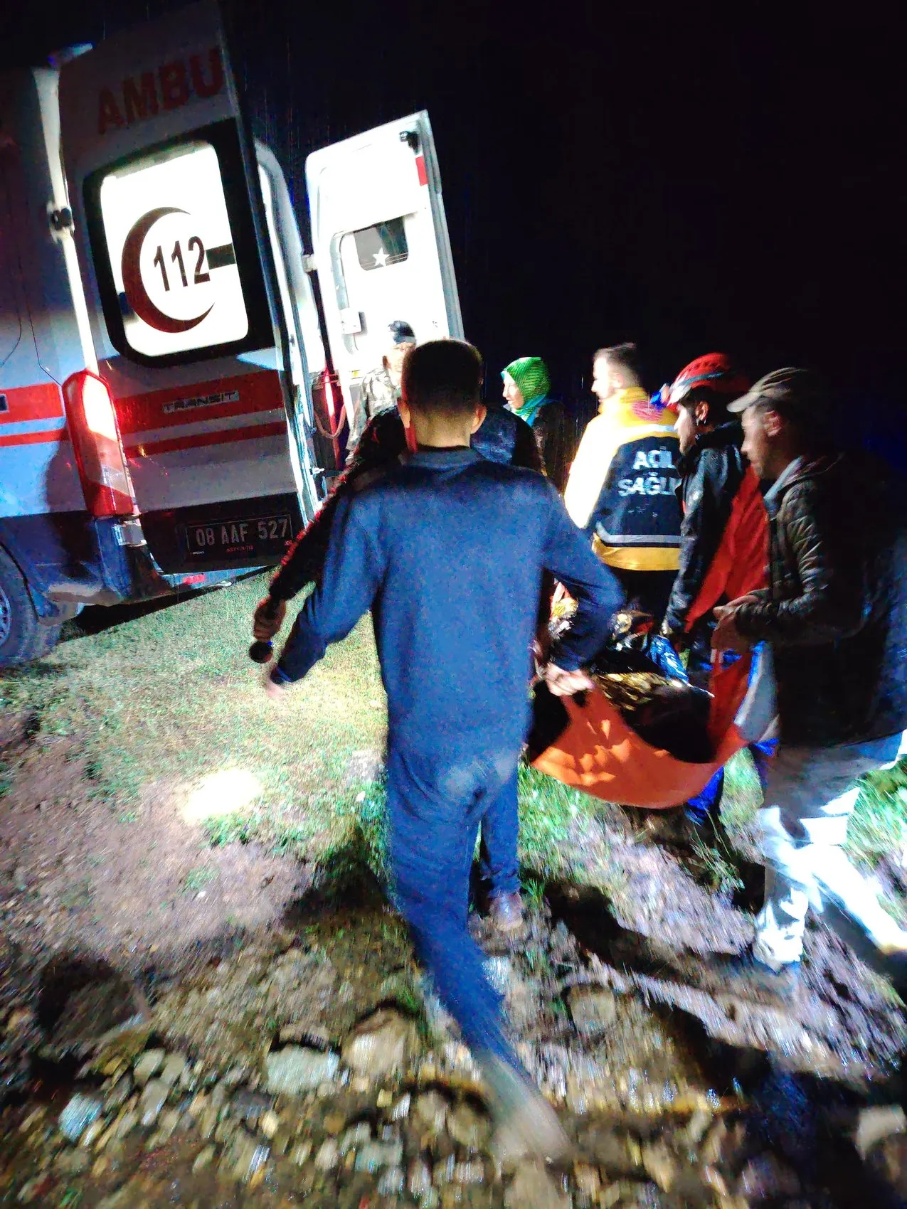 Artvin’in sarp yamaçlarında mahsur kalan iki kişi kurtarıldı