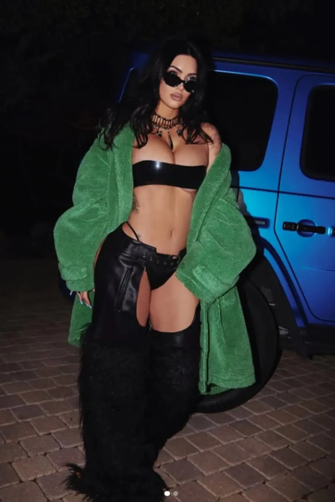 Megan Fox sınırları zorluyor: Minicik büstiyeriyle poz verdi 1