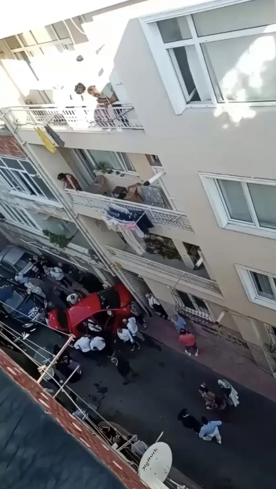 Düğün konvoyunda damadın amcası direksiyon hakimiyetini kaybetti, bina girişine çarptı