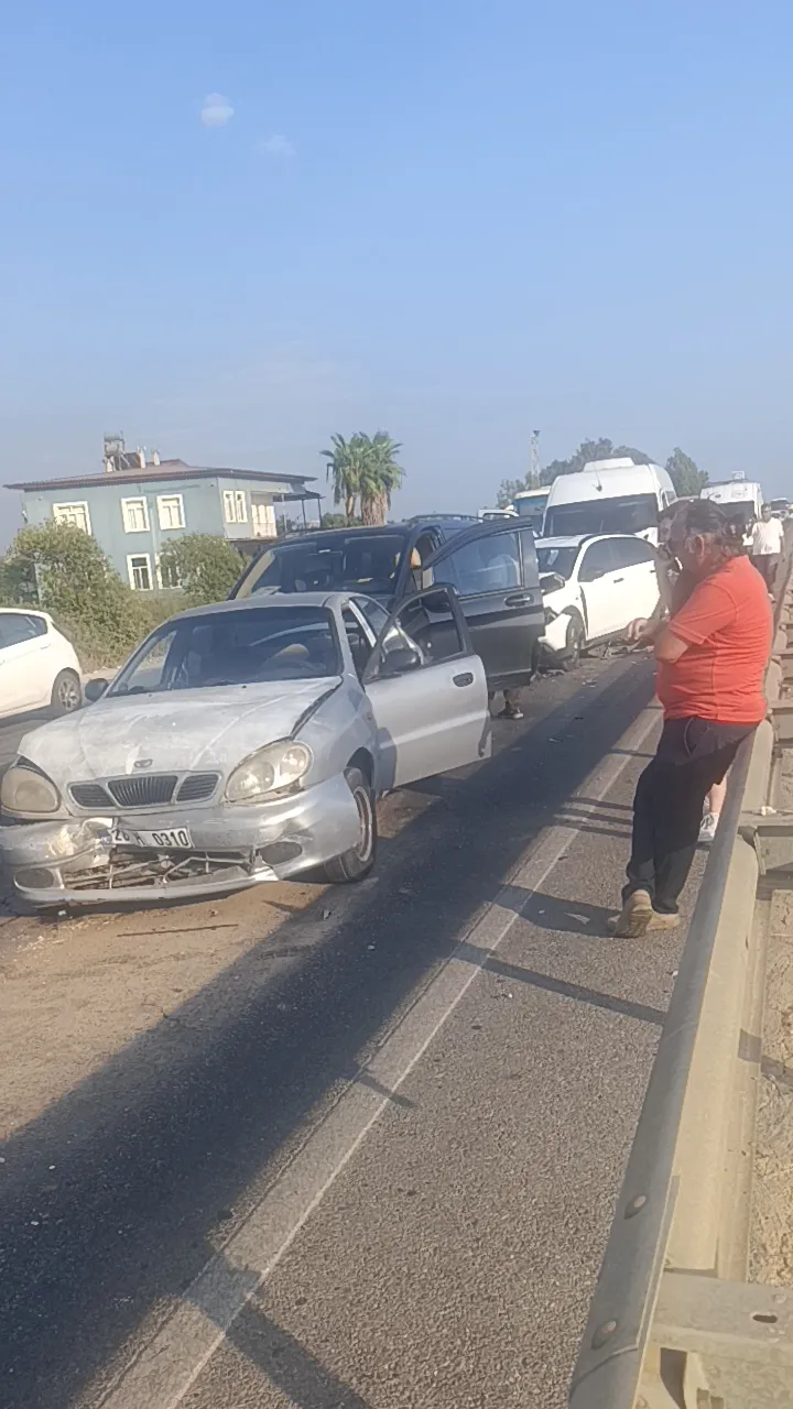 Manavgat yolunda zincirleme kaza 17 kişi hastaneye kaldırıldı