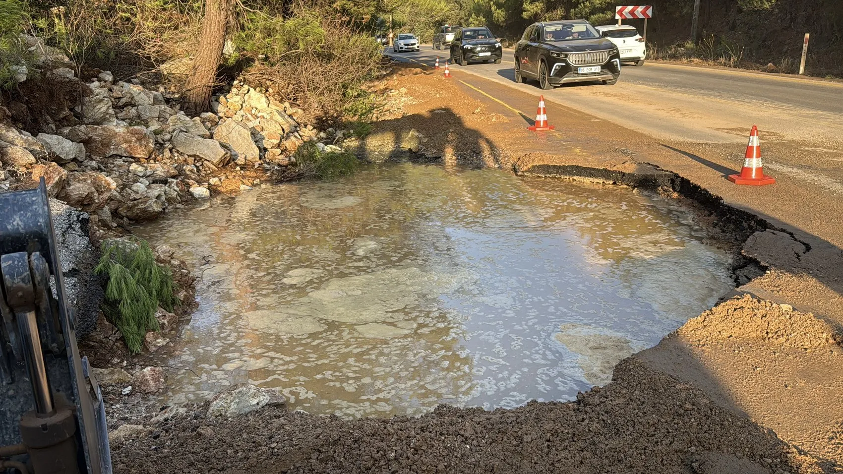 Bodrum trafiğini kilitleyen su hattı patlaması