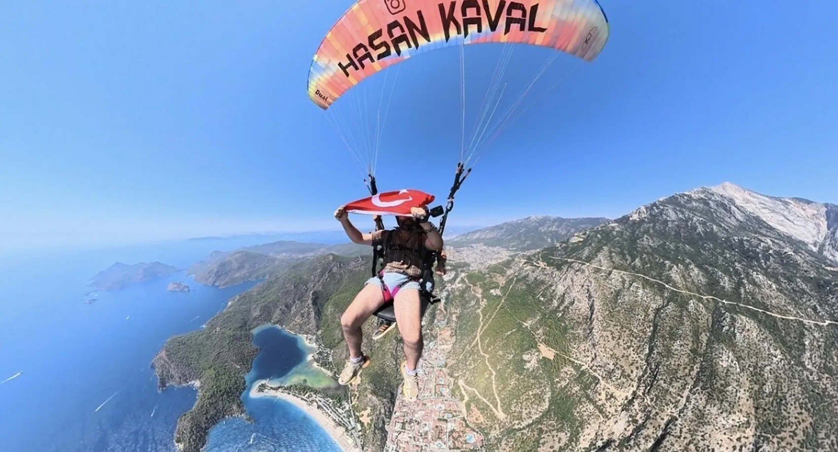 Gökyüzünde 1071 metrede anlamlı selam: Zafer Bayramı için özel atlayış