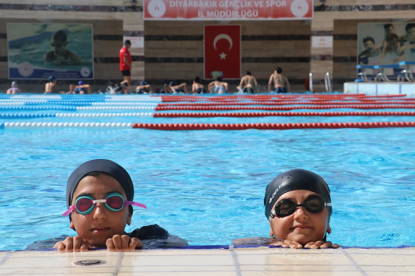 Diyarbakır'da havuzlar doldu taştı, 35 bin kişiye yüzme öğretildi
