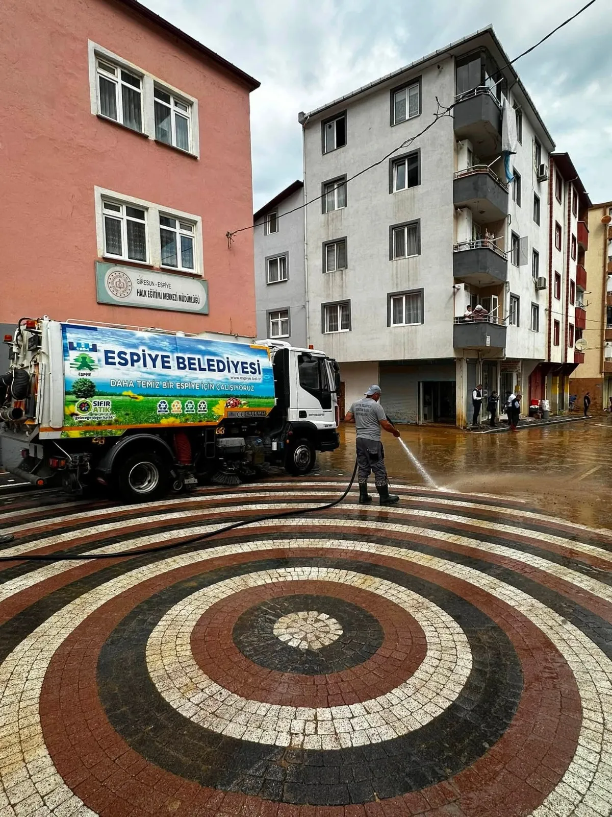 Giresun'da sel felaketi: Çınarcık Deresi'nin taşma anı dehşete düşürdü