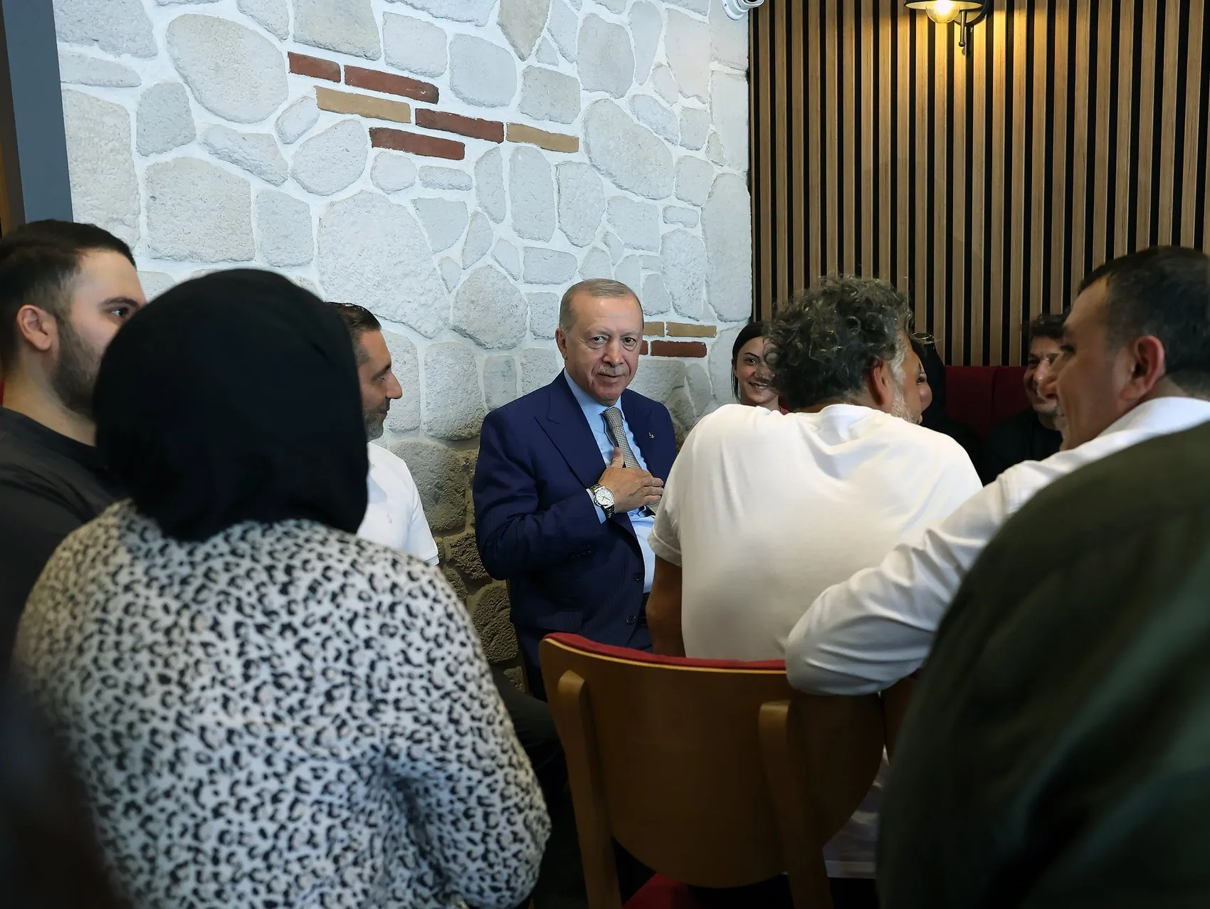 Erdoğan Üsküdar'da esnafla buluştu, çocuklara oyuncak dağıttı