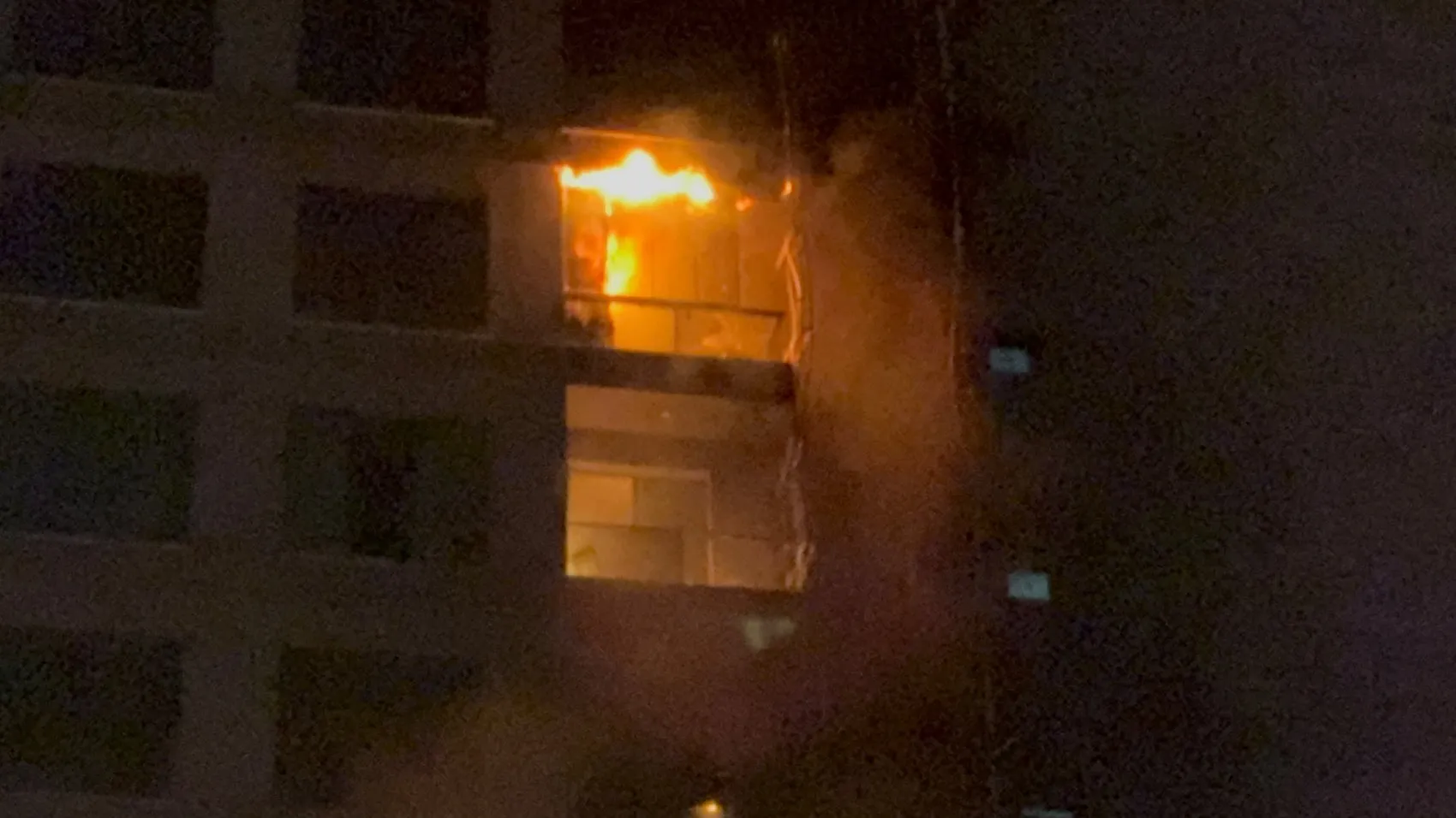 Plazanın dış cephesi alev aldı, yangın çatıya sıçradı