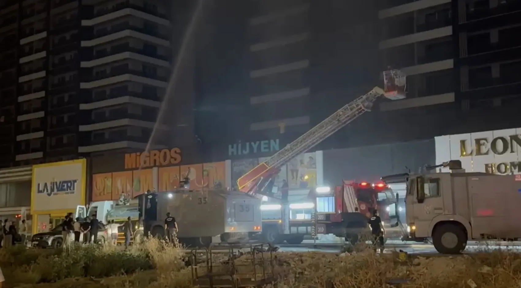Diyarbakır'da ofis binasında yangın, vali olay yerinde
