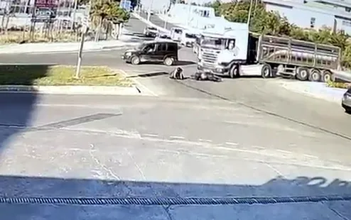 Edirne’de TIR ve motosikletin karıştığı kaza kamerada