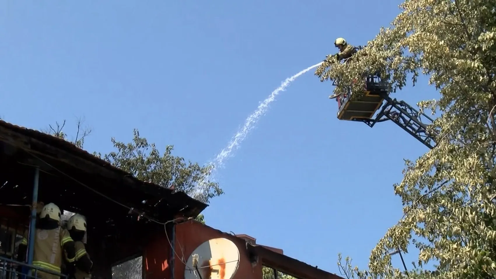 Pendik’te metruk binadan sıçrayan alevler evi kül etti