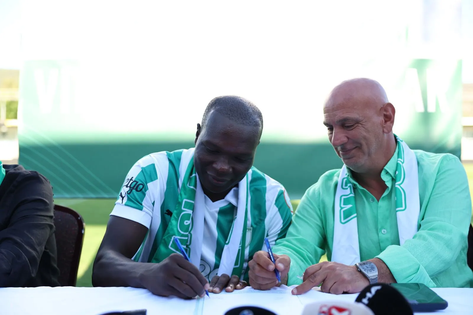 Bodrum FK’nın yeni golcüsü Aboubakar, tribünlerin önünde imzayı attı