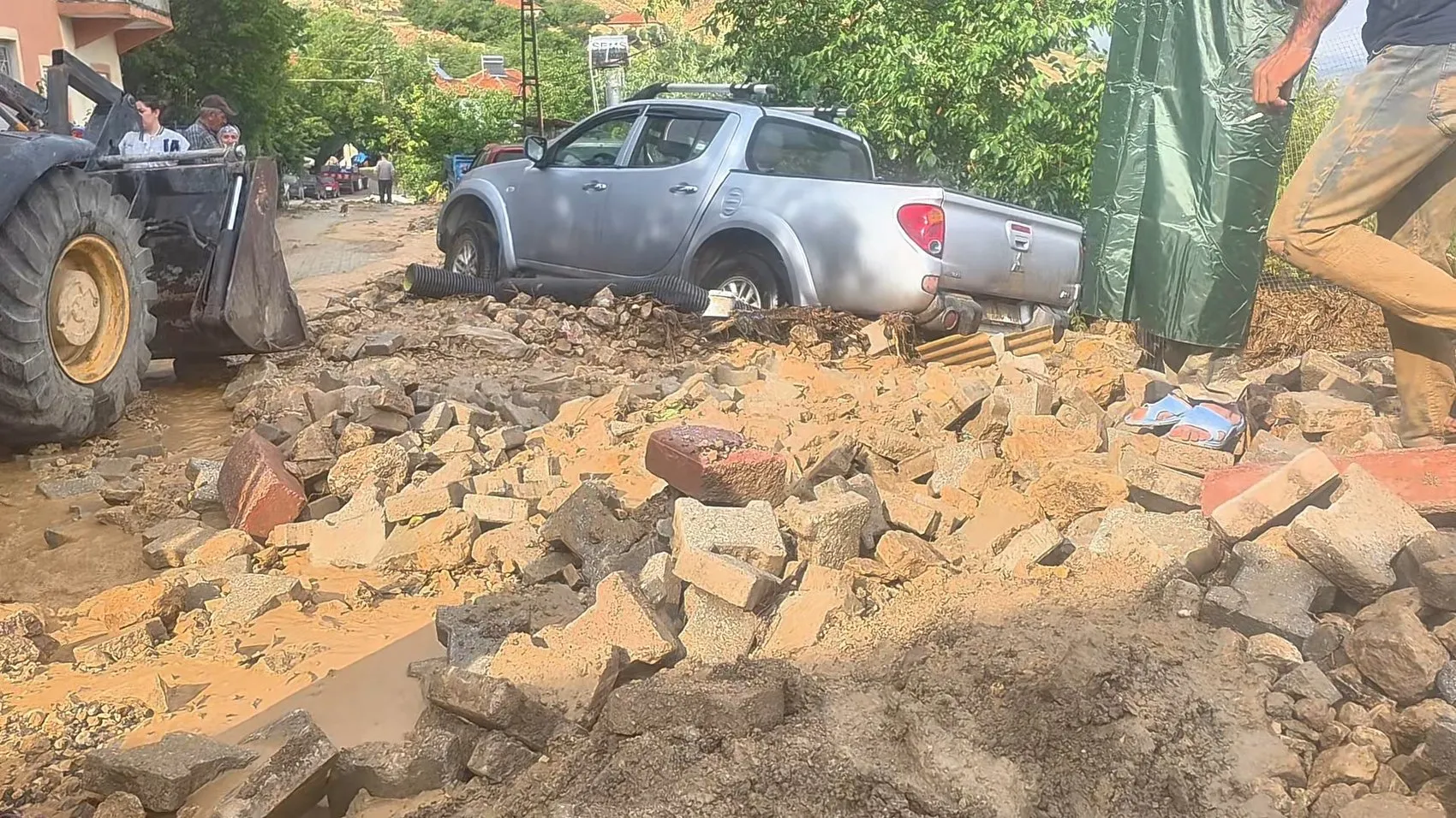 Malatya'da sel baskını Hasat döneminde kayısı bahçeleri çamur altında kaldı
