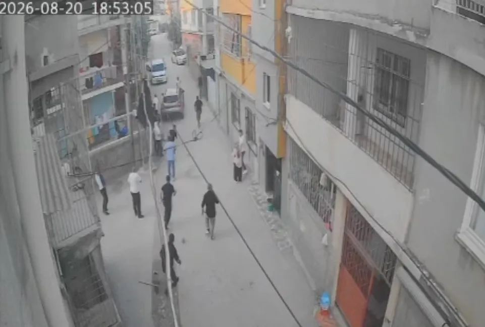 Adana'da aile kavgasında direksiyonu kalabalığın üzerine kırdı