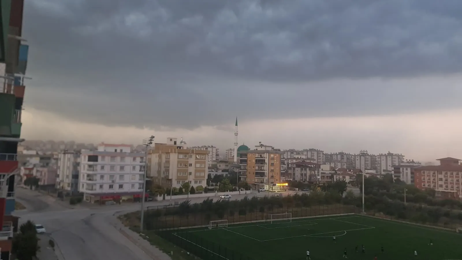 Osmaniye sıcaktan kavrulurken aniden dolu ve fırtına bastırdı