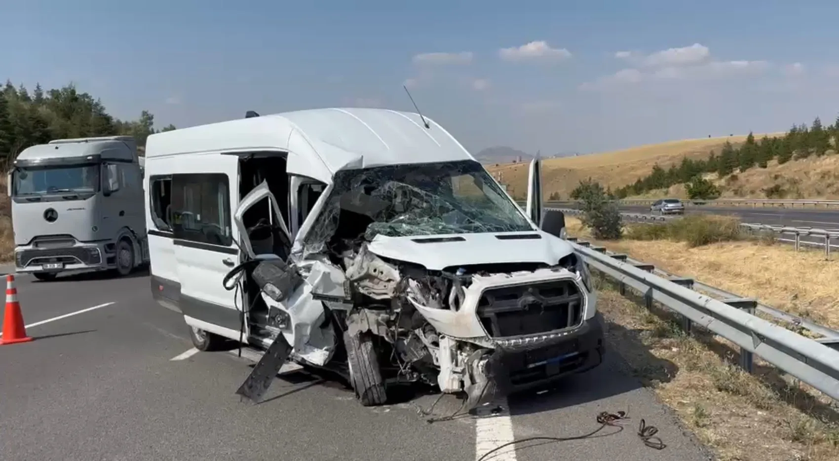 Ankara çevre yolunda servis minibüsü TIR'a çarptı
