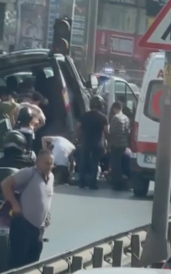 Küçükçekmece'de trafik kazası Hafif ticari araç bariyerlere girdi