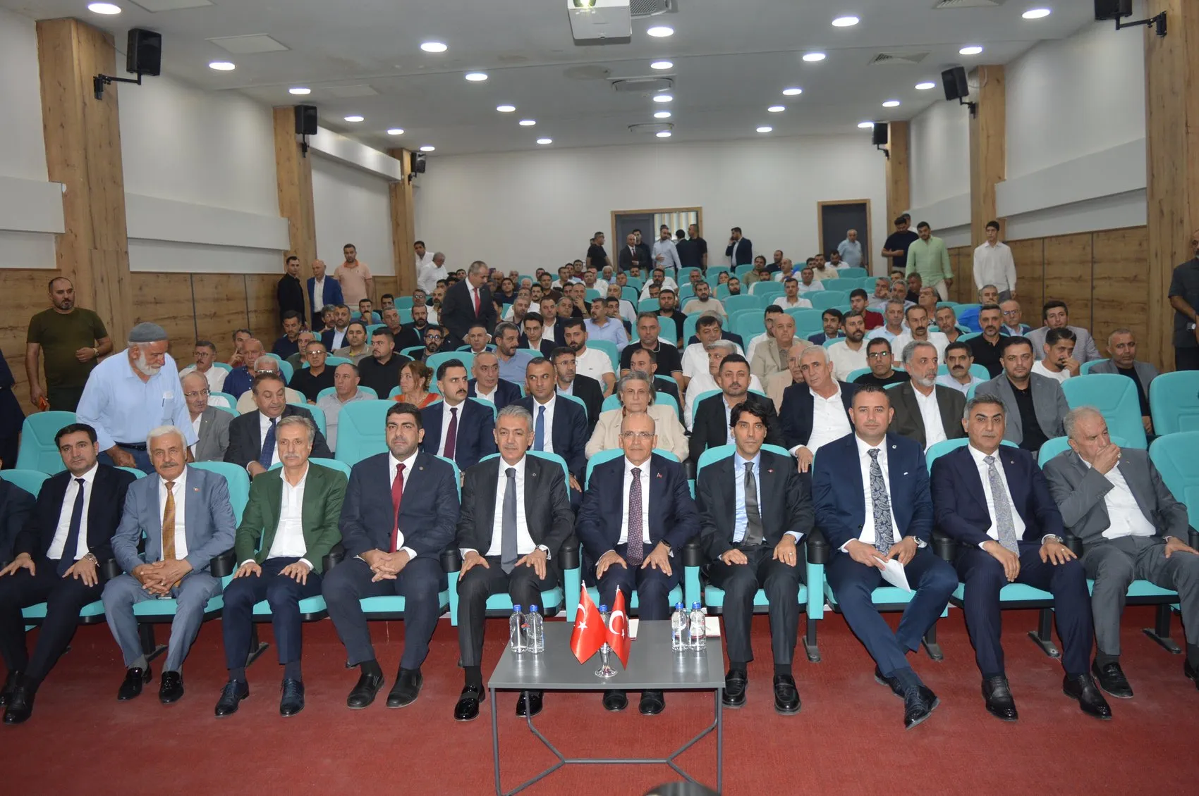Mehmet Şimşek Mardin sanayicisiyle masaya oturdu