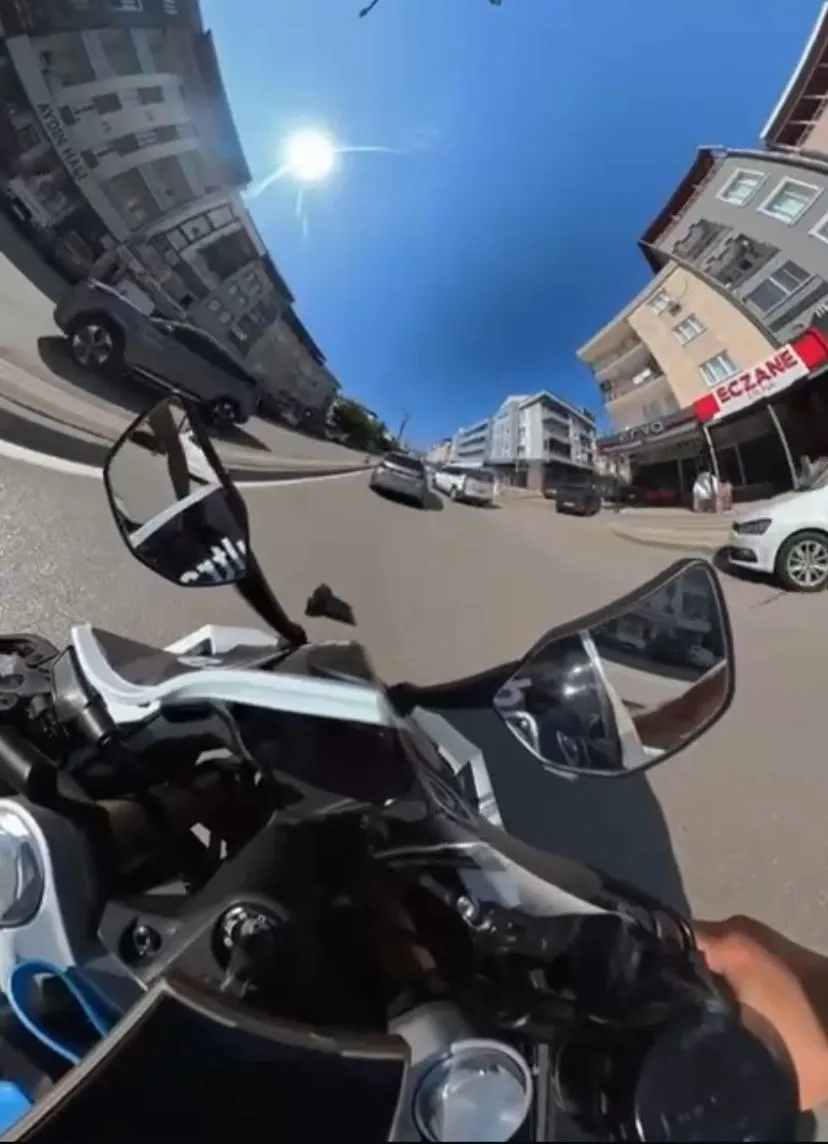 Kask kamerası kazayı saniye saniye kaydetti, motosikletli metrelerce uçtu