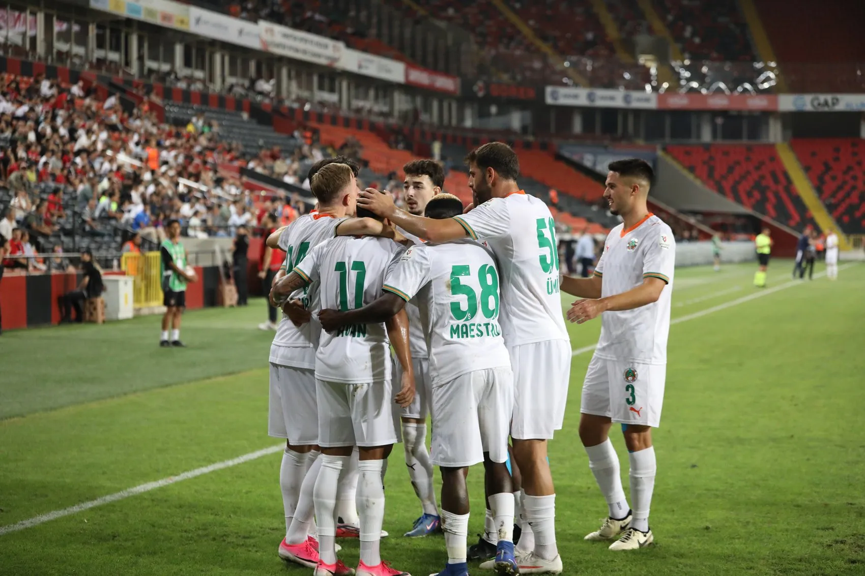 Gaziantep FK ve Alanyaspor mücadelesinden kareler