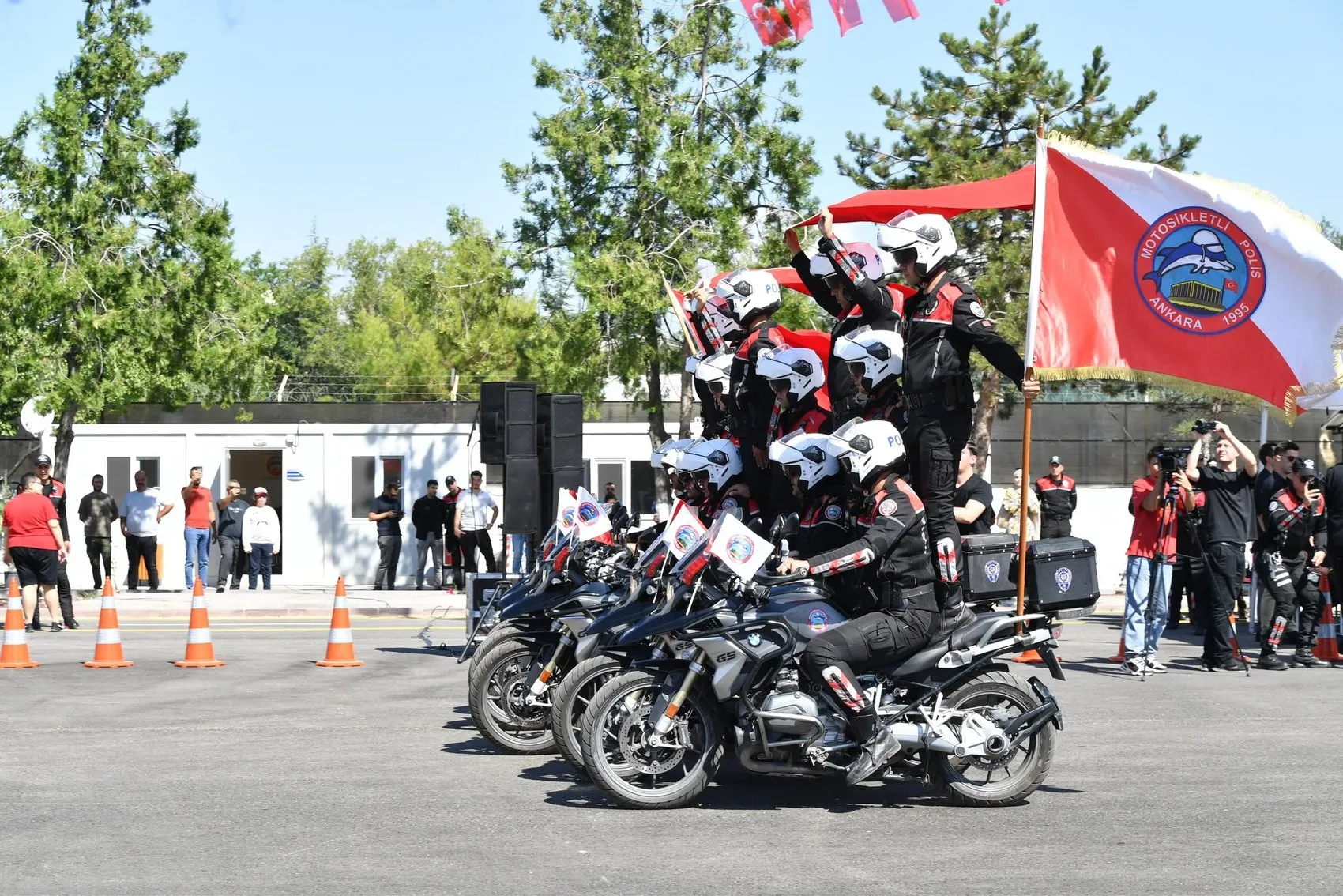 Ankara sokaklarında güvenliği sağlayacak 67 yeni yunus polisi göreve başladı