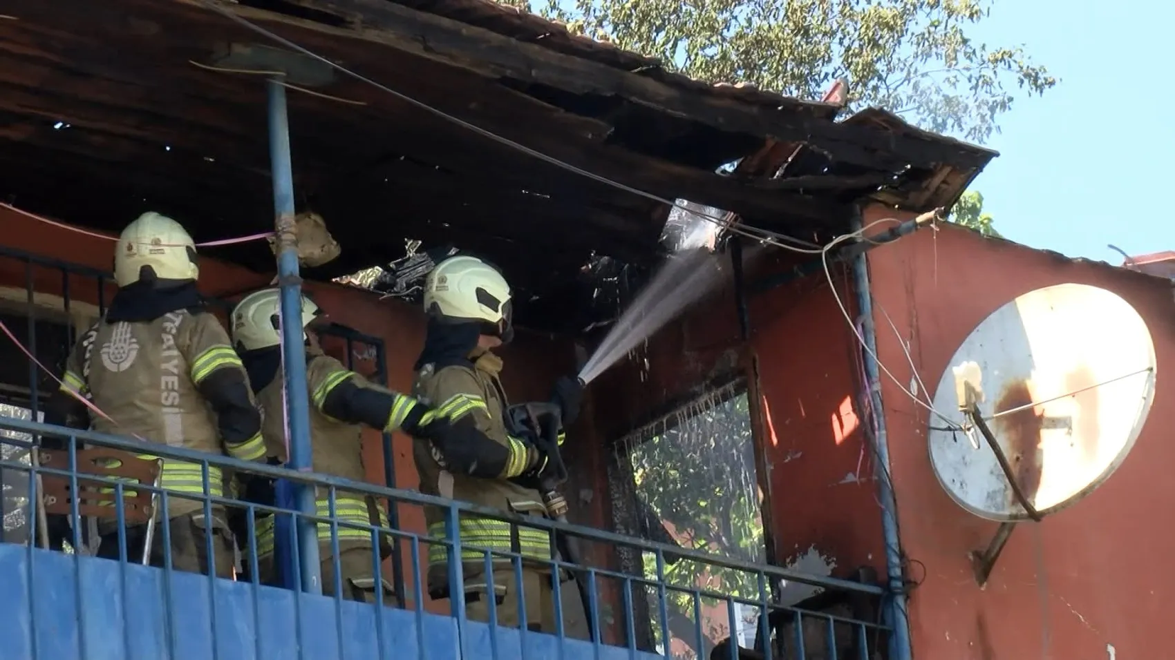 Pendik’te metruk binadan sıçrayan alevler evi kül etti
