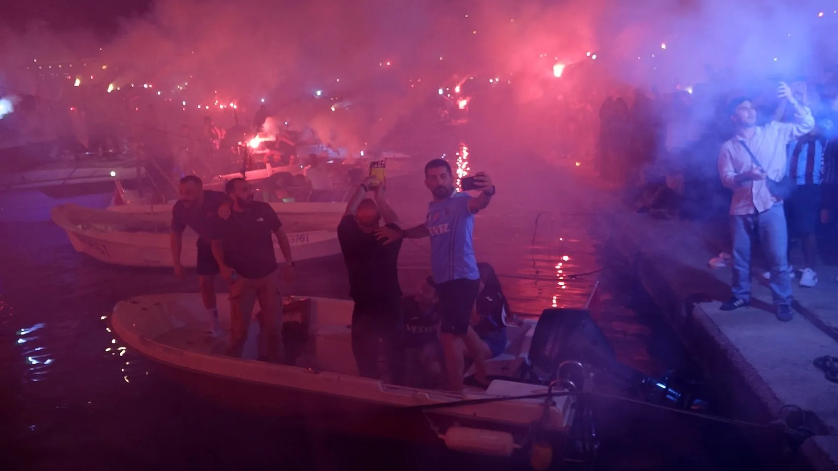 Trabzonspor taraftarı 59 yıllık gururu meşalelerle kutladı