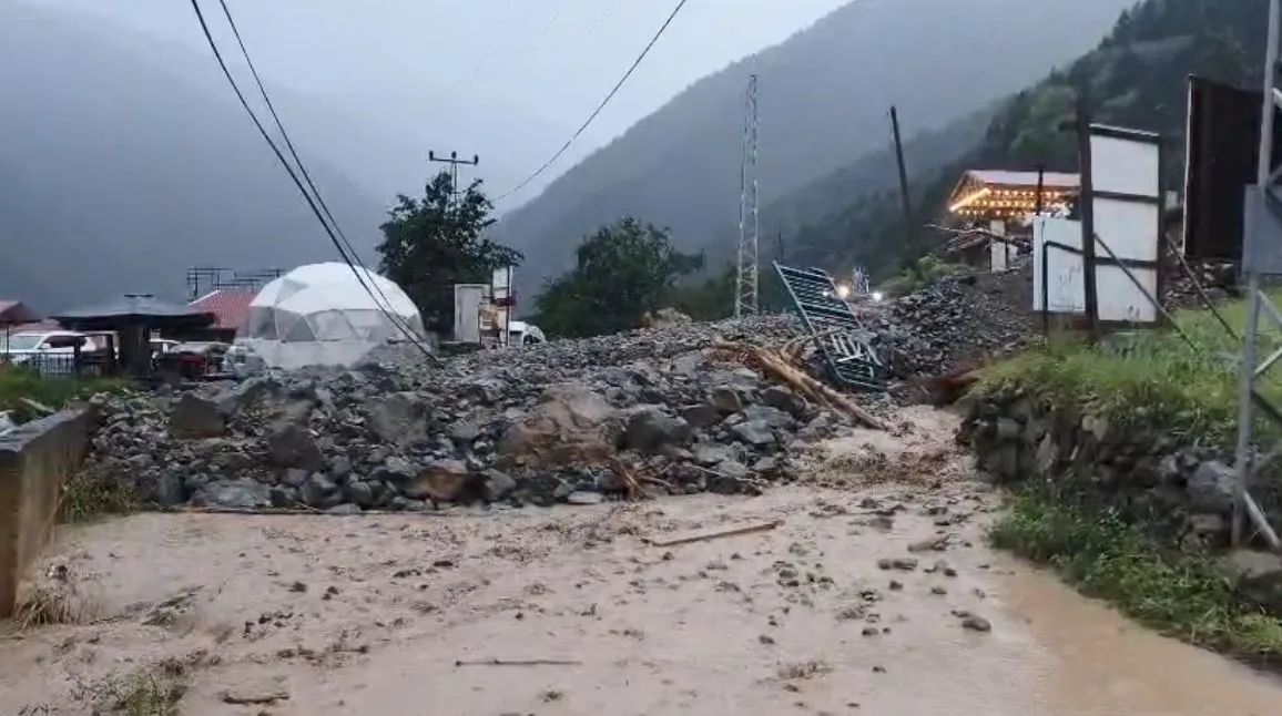 Uzungöl'de doğa alarm verdi: Turistik yollar kapandı, araçlar mahsur kaldı