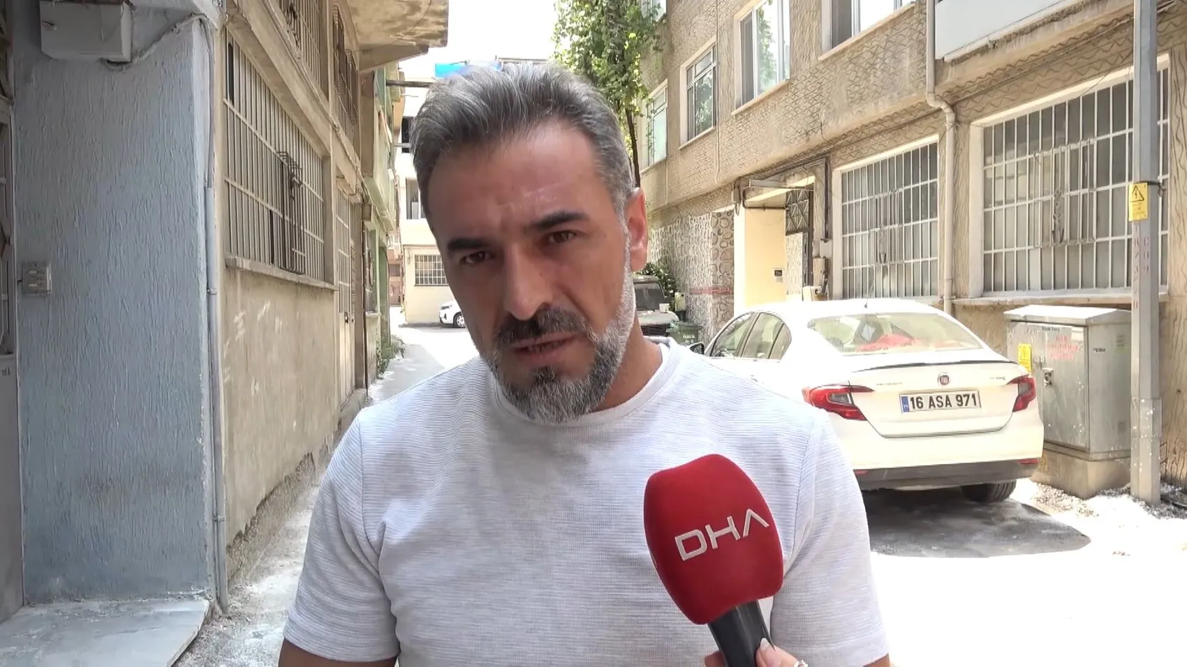Bursa'da bir apartman sokağı pire istilasına sürükledi