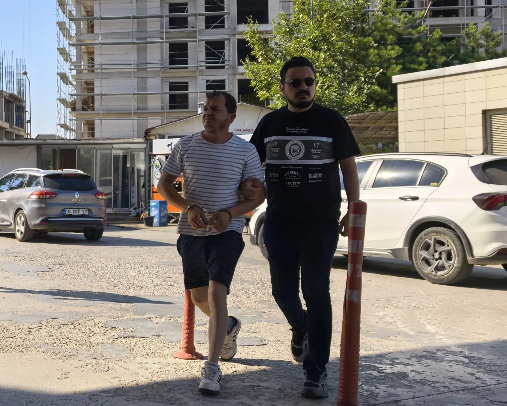 İnegöl'de polisten kaçan sürücünün üzerinden uyuşturucu çıktı
