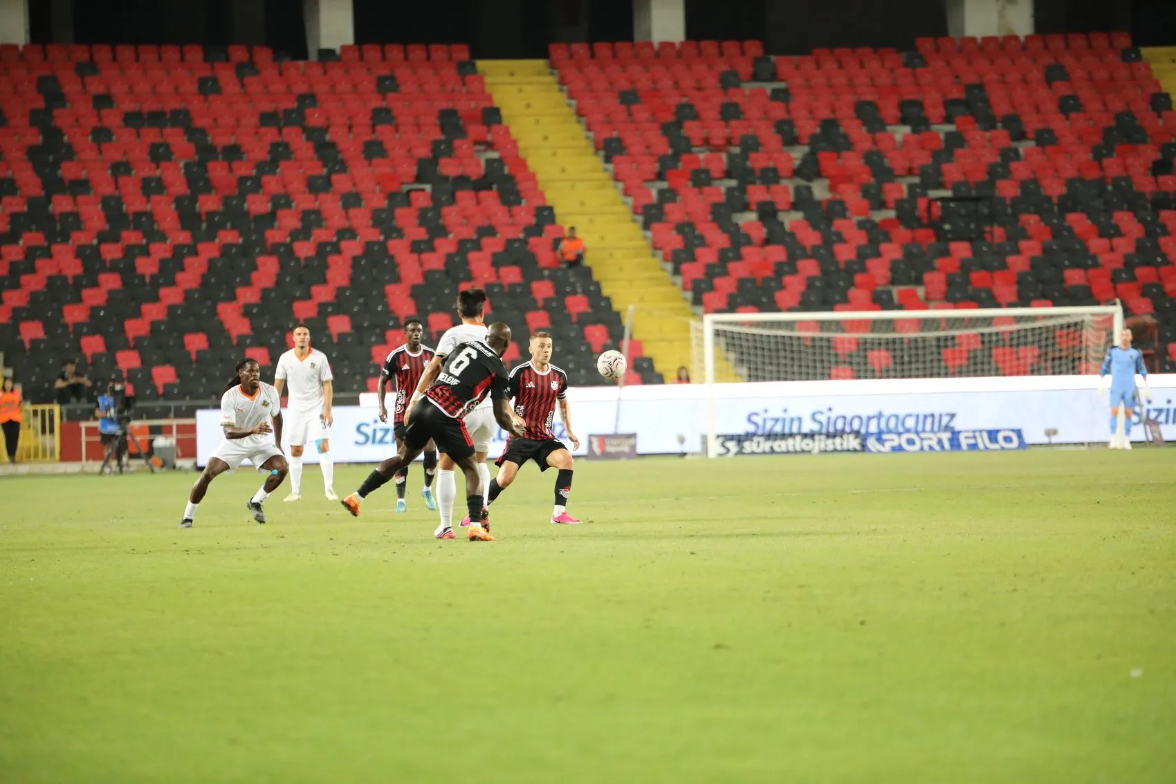 Gaziantep FK ve Alanyaspor mücadelesinden kareler