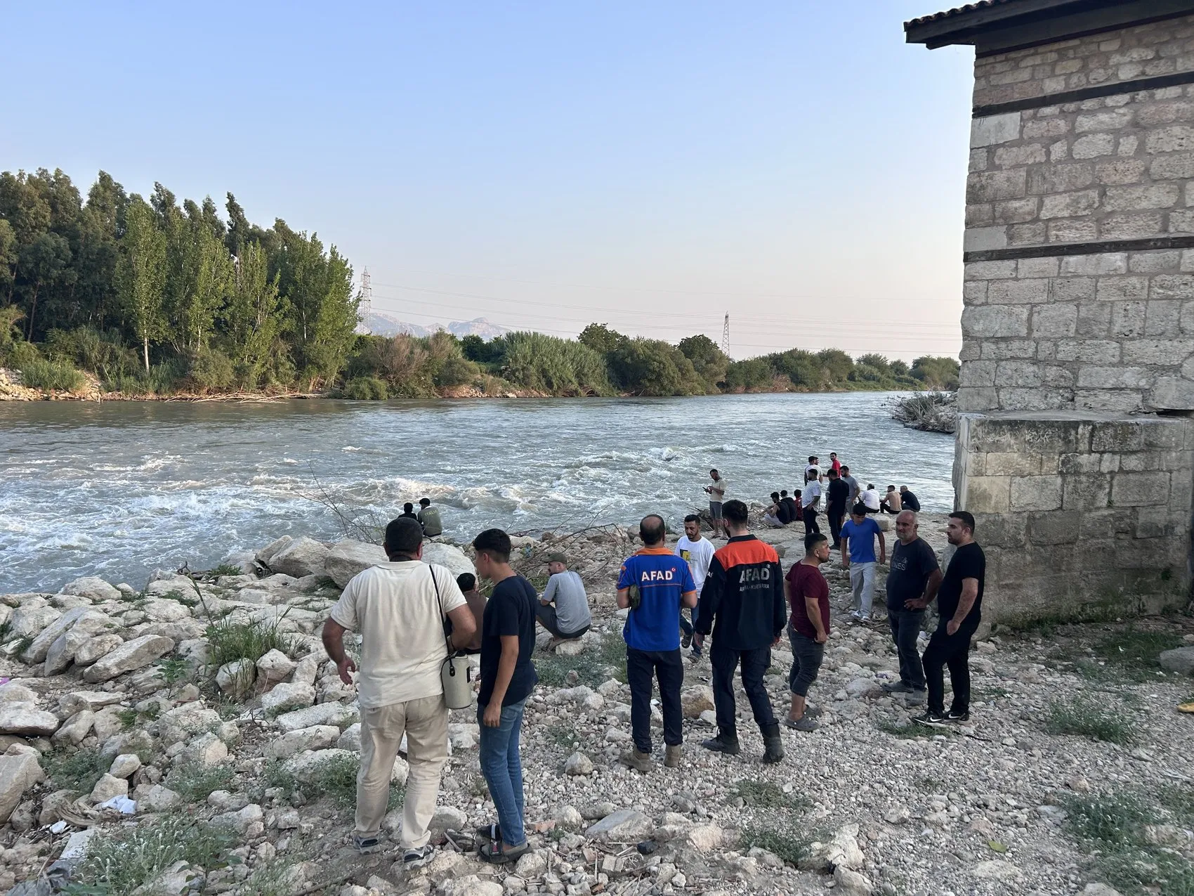 Ceyhan Nehri'nde iki çocuk akıntıya kapılarak gözden kayboldu
