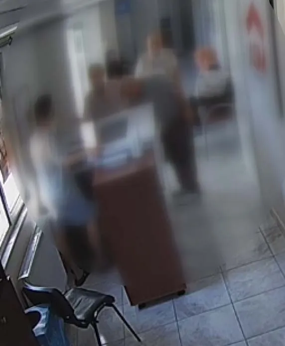 Sağlık ocağında 8 dakika bekleyen hasta masaları dağıttı, görevliye saldırdı