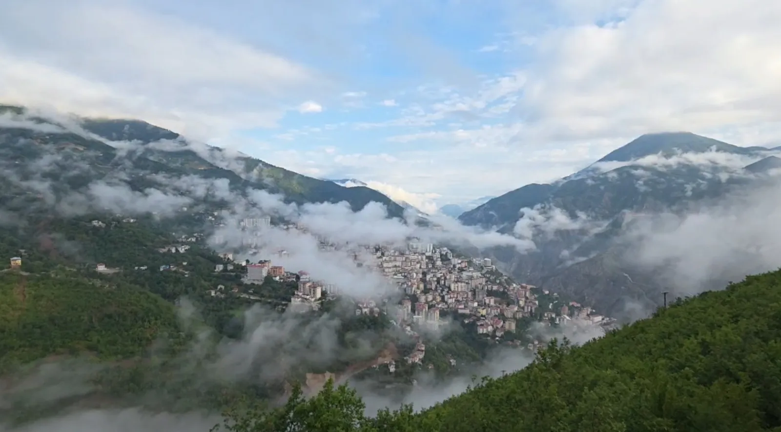 Artvin’i etkisi altına alan yoğun sis kartpostallık görüntüler oluşturdu