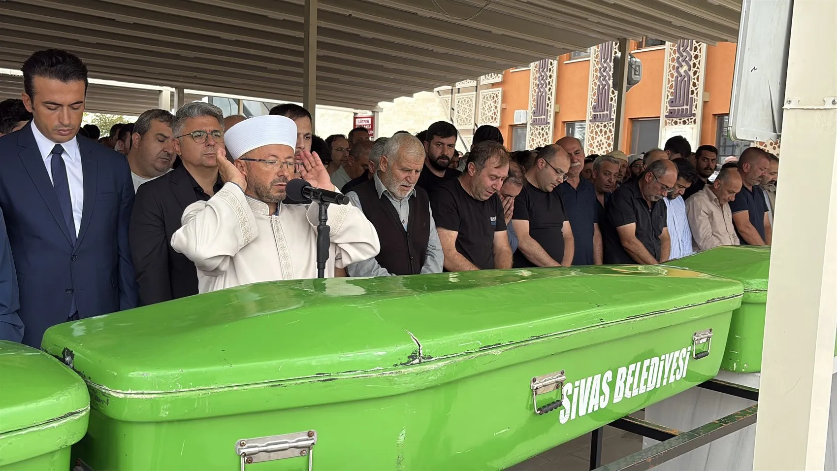 Sivas'ta minibüs kazasında ölenler yan yana toprağa verildi
