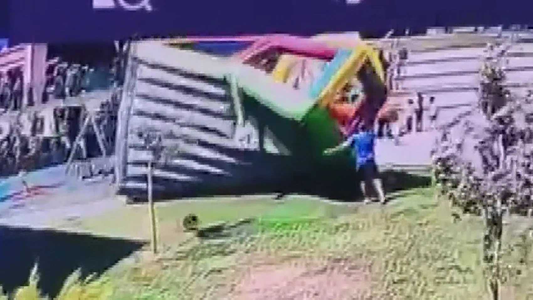 Çekmeköy'de rüzgarın uçurduğu oyun parkı çocukları yaraladı