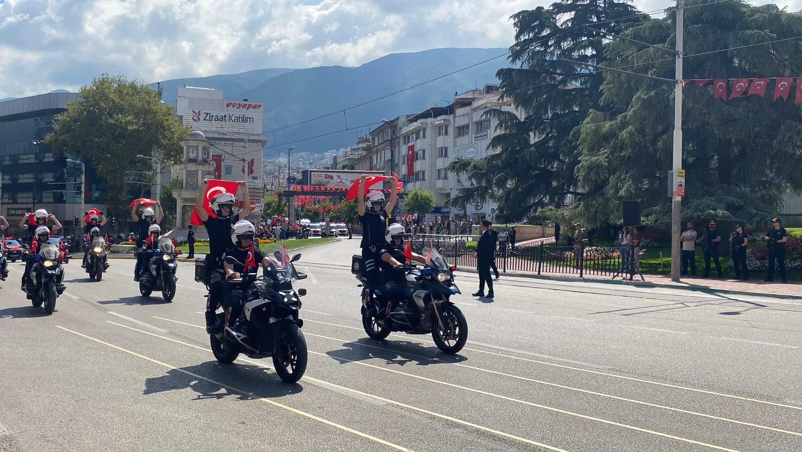 Bursa sokaklarında 30 Ağustos gururu: Zafer coşkusu Heykel'de zirveye ulaştı
