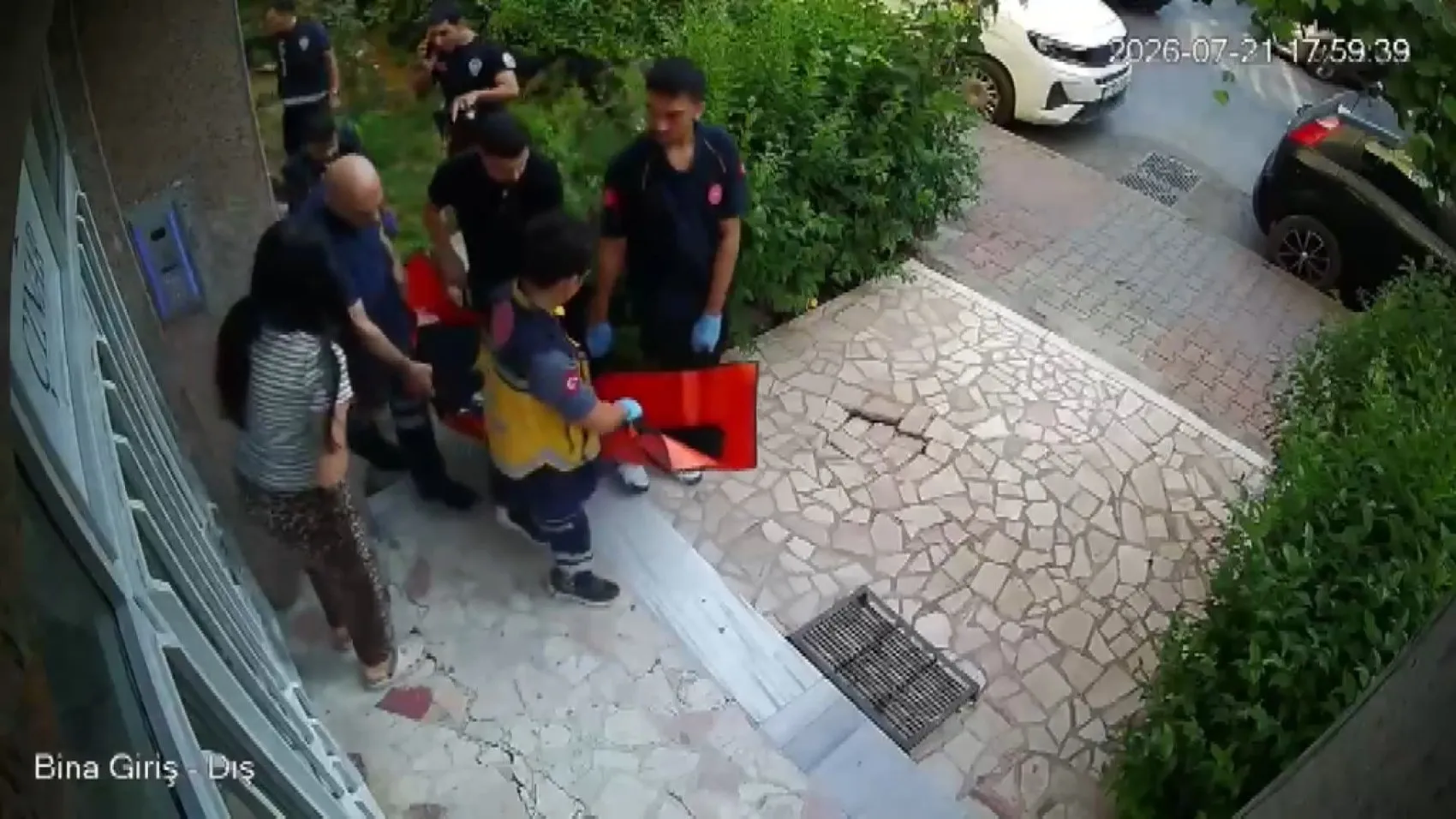 Sultangazi'de dehşet anları Komşusunu bıçaklayıp engelli bireyi yaraladı
