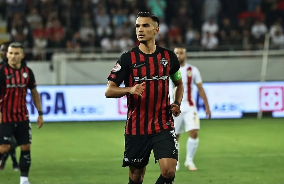 Çorum FK oyuncusu Atakan Akkaynak ve ailesi kaza geçirdi