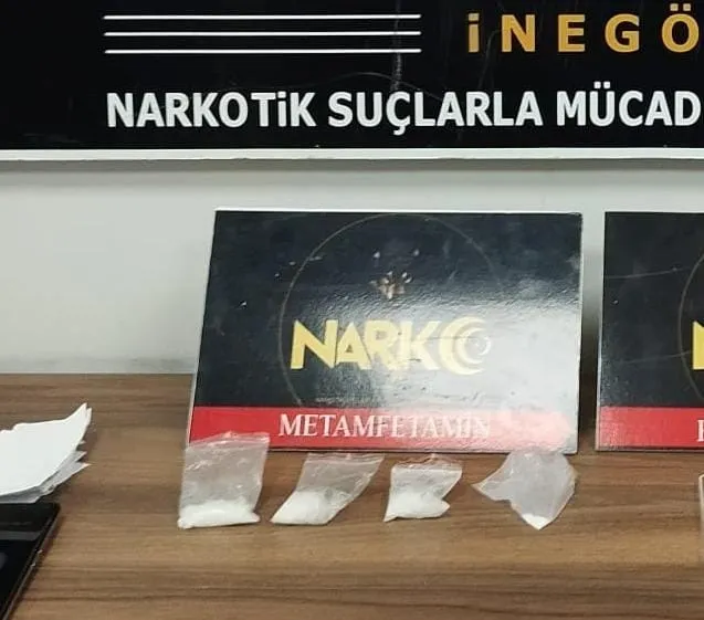 İnegöl'de polisten kaçan sürücünün üzerinden uyuşturucu çıktı
