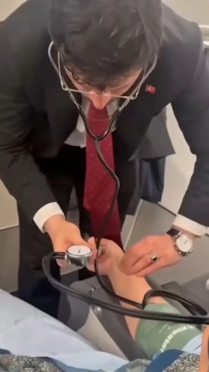 Sağlık Bakanı uçuş sırasında fenalaşan yolcuya müdahale etti