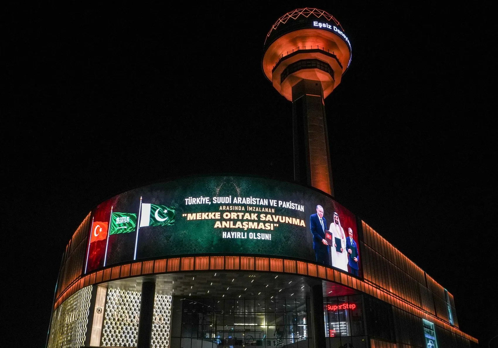 İstanbul ve Ankara’nın simgeleri Mekke Anlaşması için ışıklandırıldı