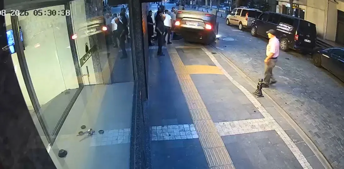 Akçaabat'ta kontrolden çıkan otomobil takla atarak ters döndü