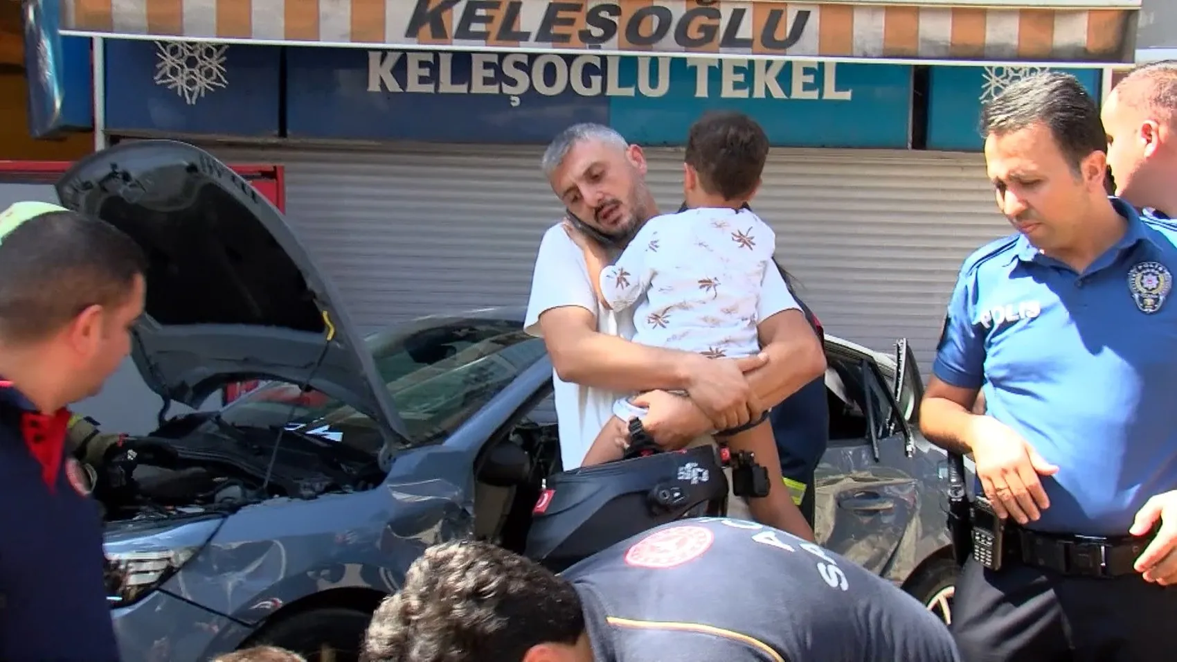 Motokurye kazada yaralanan sürücünün çocuğunu kucağından indirmedi