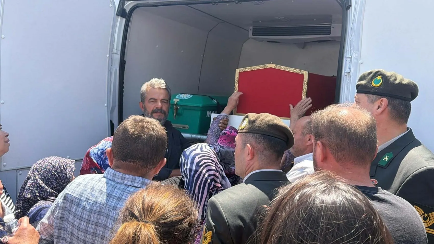 Manisa evladını gözyaşlarıyla son yolculuğuna uğurladı
