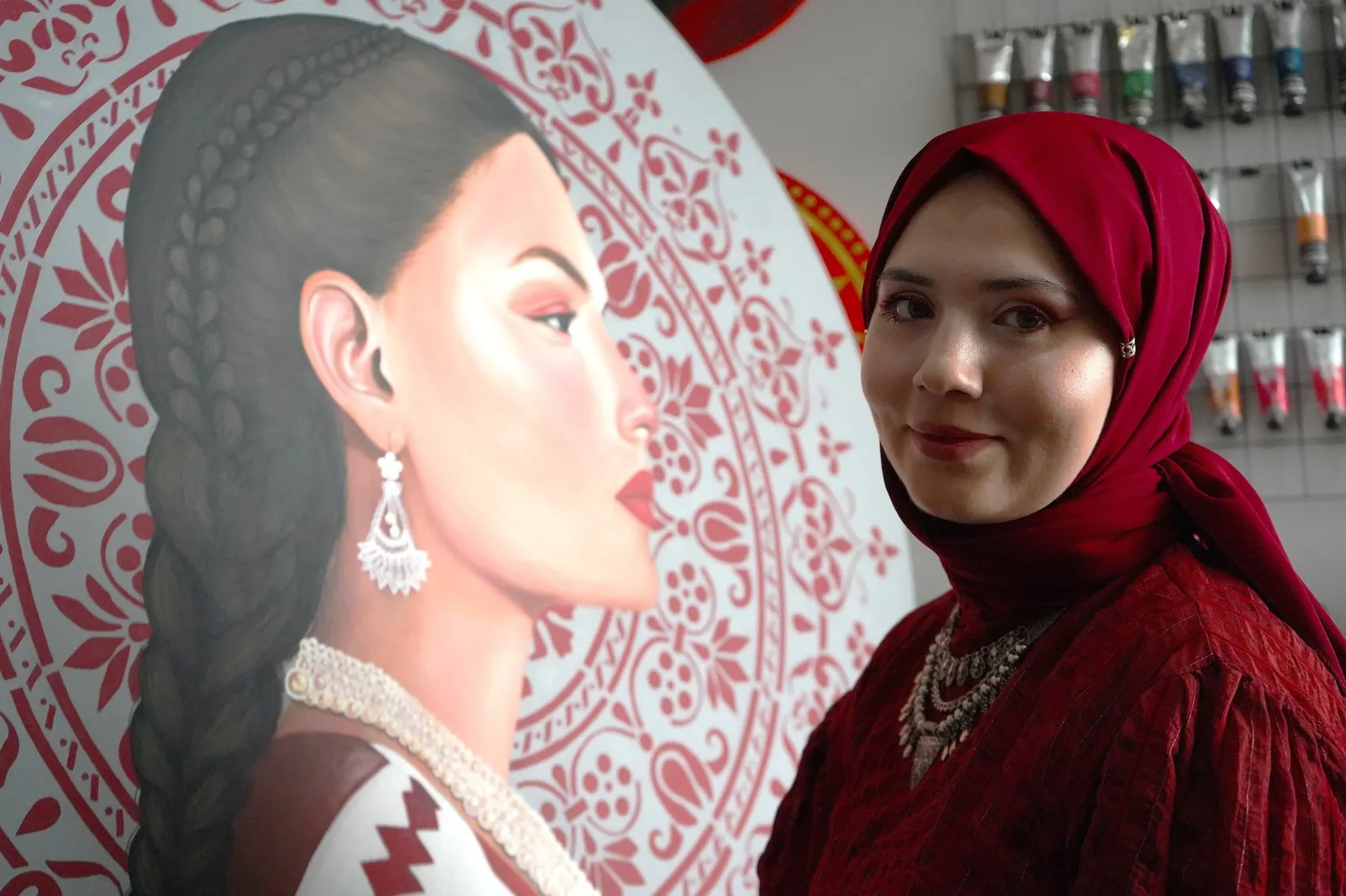 Dantel ve gelinliği aynı tuvale işledi, ortaya 20 eserlik seri çıktı