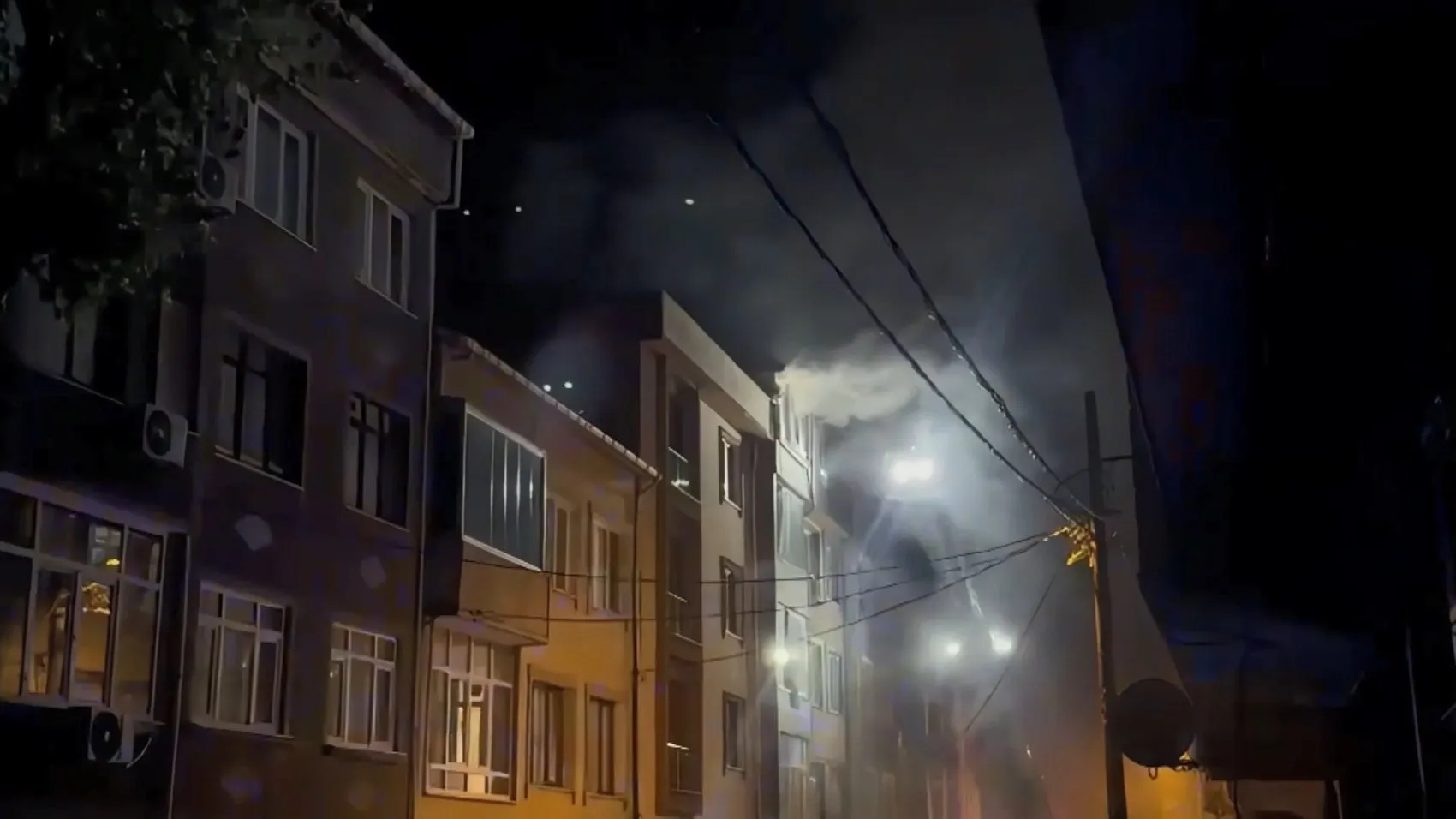 Küçükçekmece’de gece yarısı çatı yangını paniği