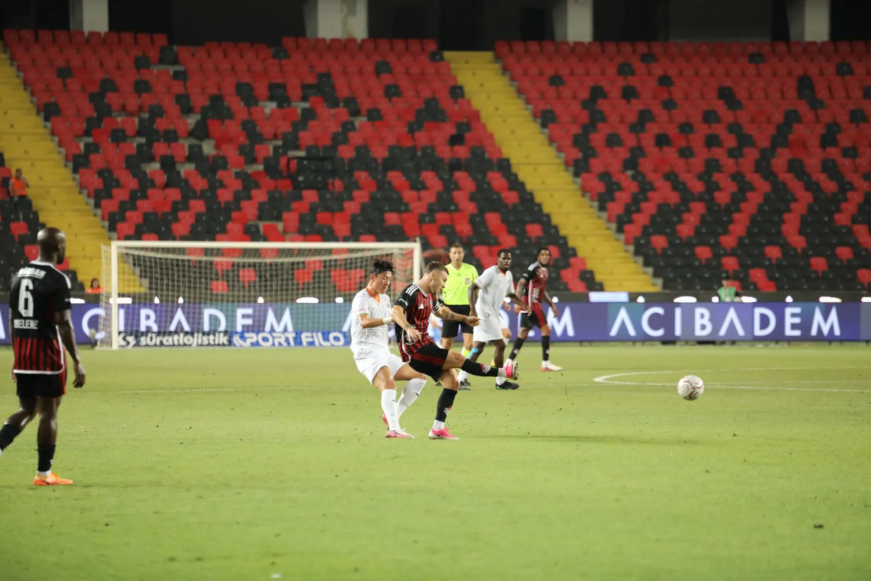 Gaziantep FK ve Alanyaspor mücadelesinden kareler