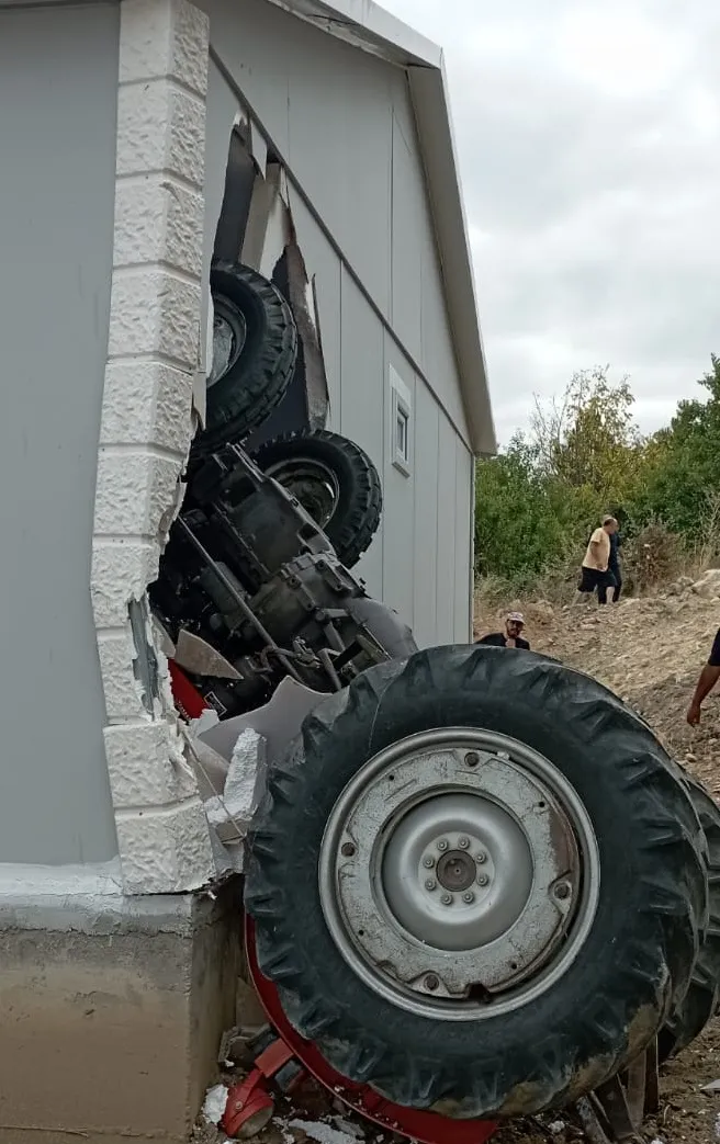 Park halindeki traktör kaydı, 8 yaşındaki kızın odasına daldı